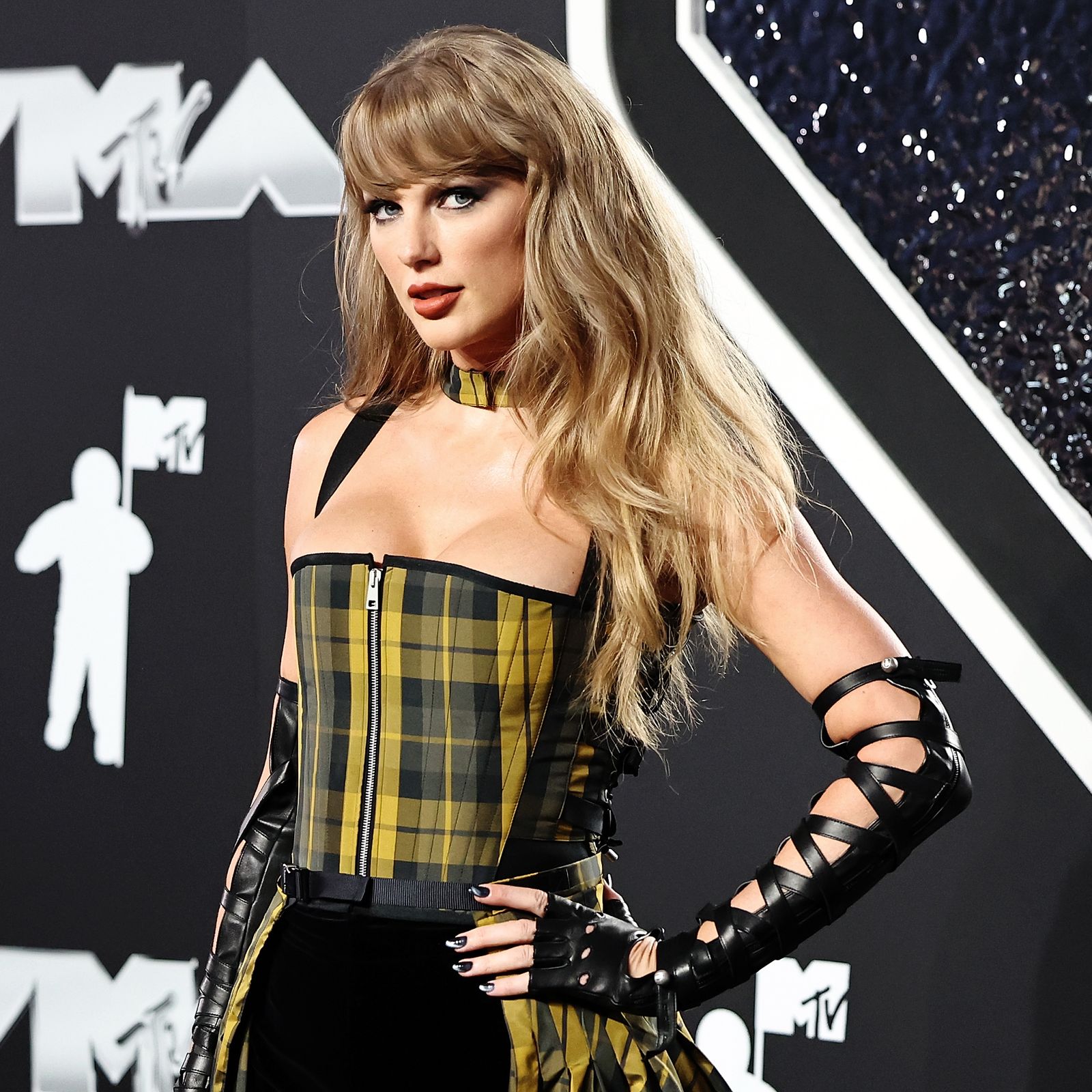 Taylor Swift Bio, Age, Height, Family & Net Worth 